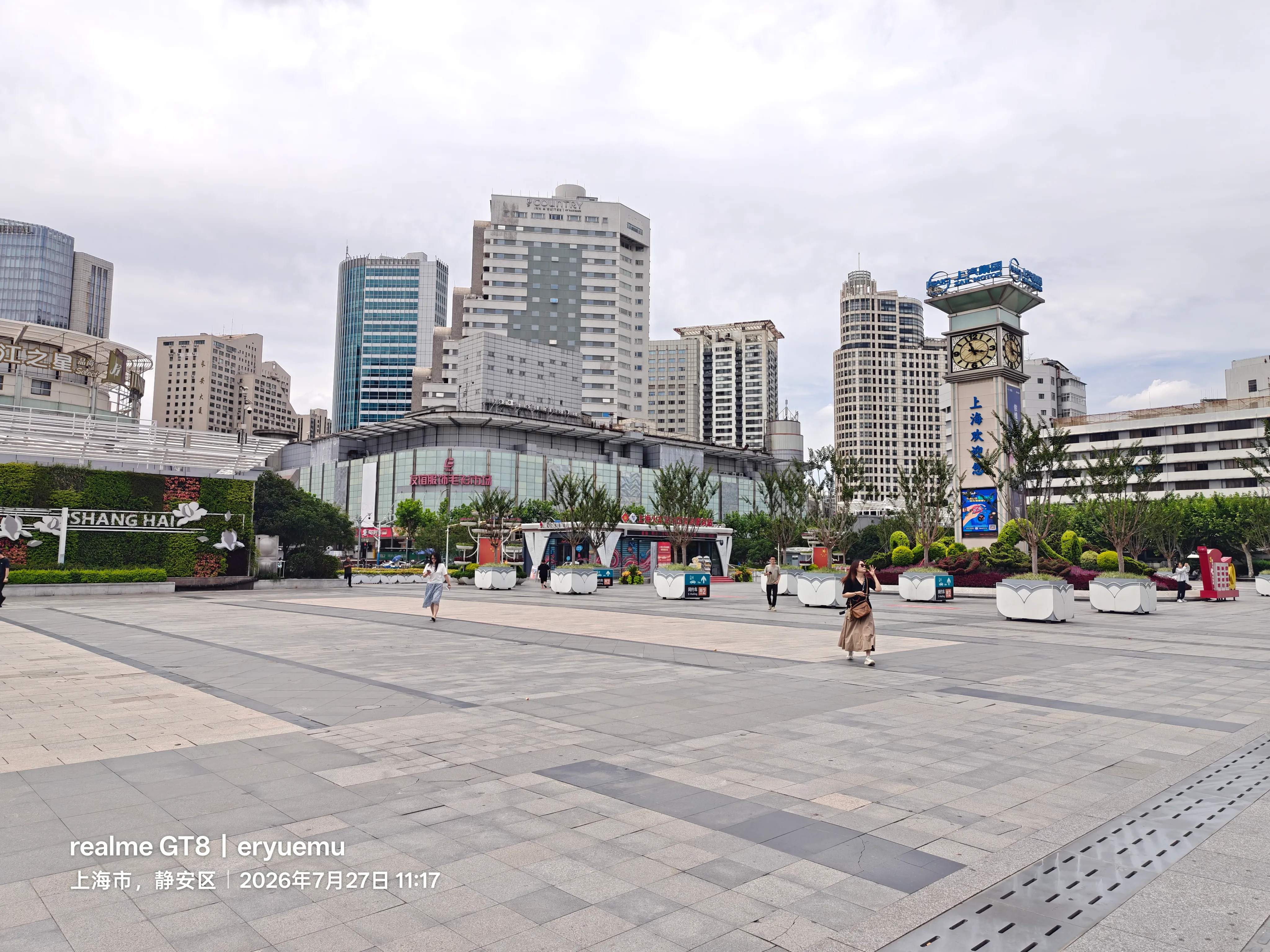上海站前面.jpg